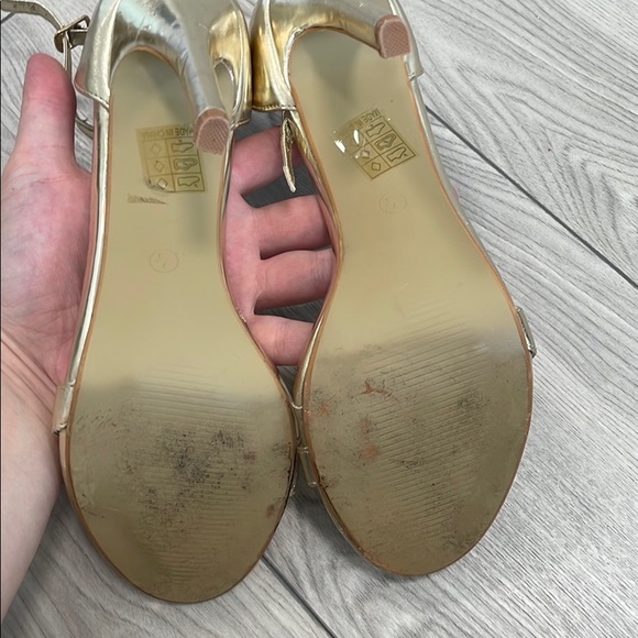 Heels - Picture 3 of 3